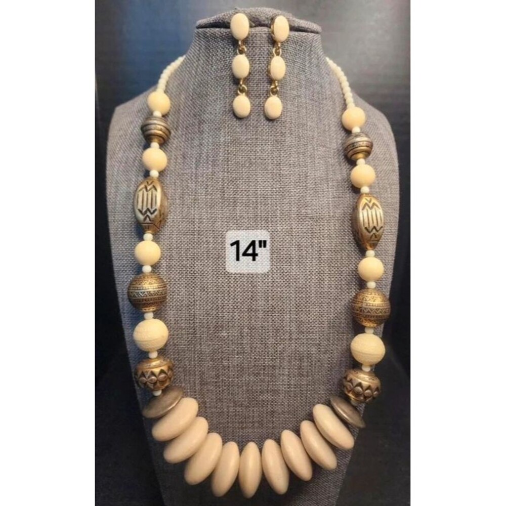 3. Chunky Collar Statement Necklace
